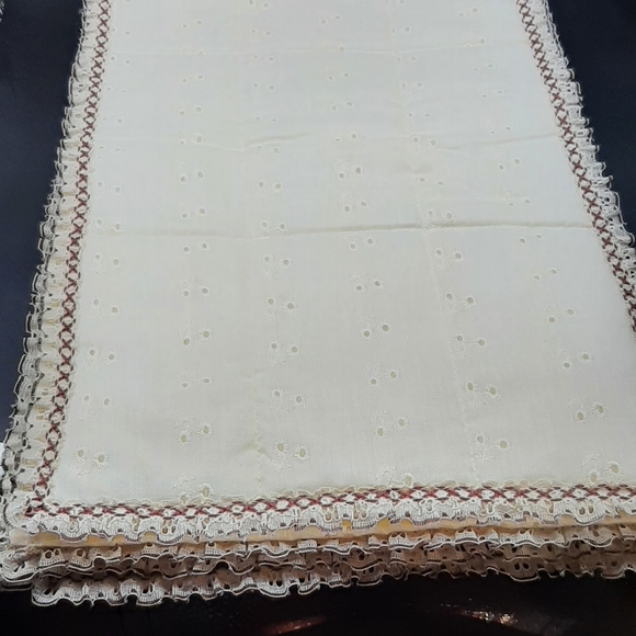 Vintage Farmhouse Decor Cream Eyelet Fabric Placemat Set of 4 Handmade Lace Trim - Picture 3 of 5